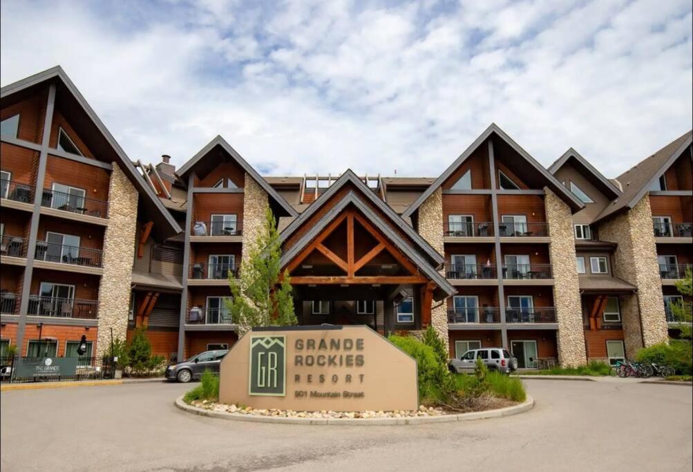 Cozy One Bedroom Condo With Indoor Pool And Hottub Canmore Exterior photo