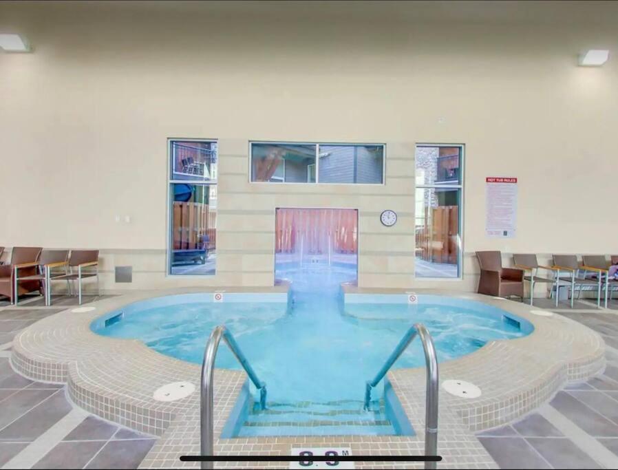 Cozy One Bedroom Condo With Indoor Pool And Hottub Canmore Exterior photo